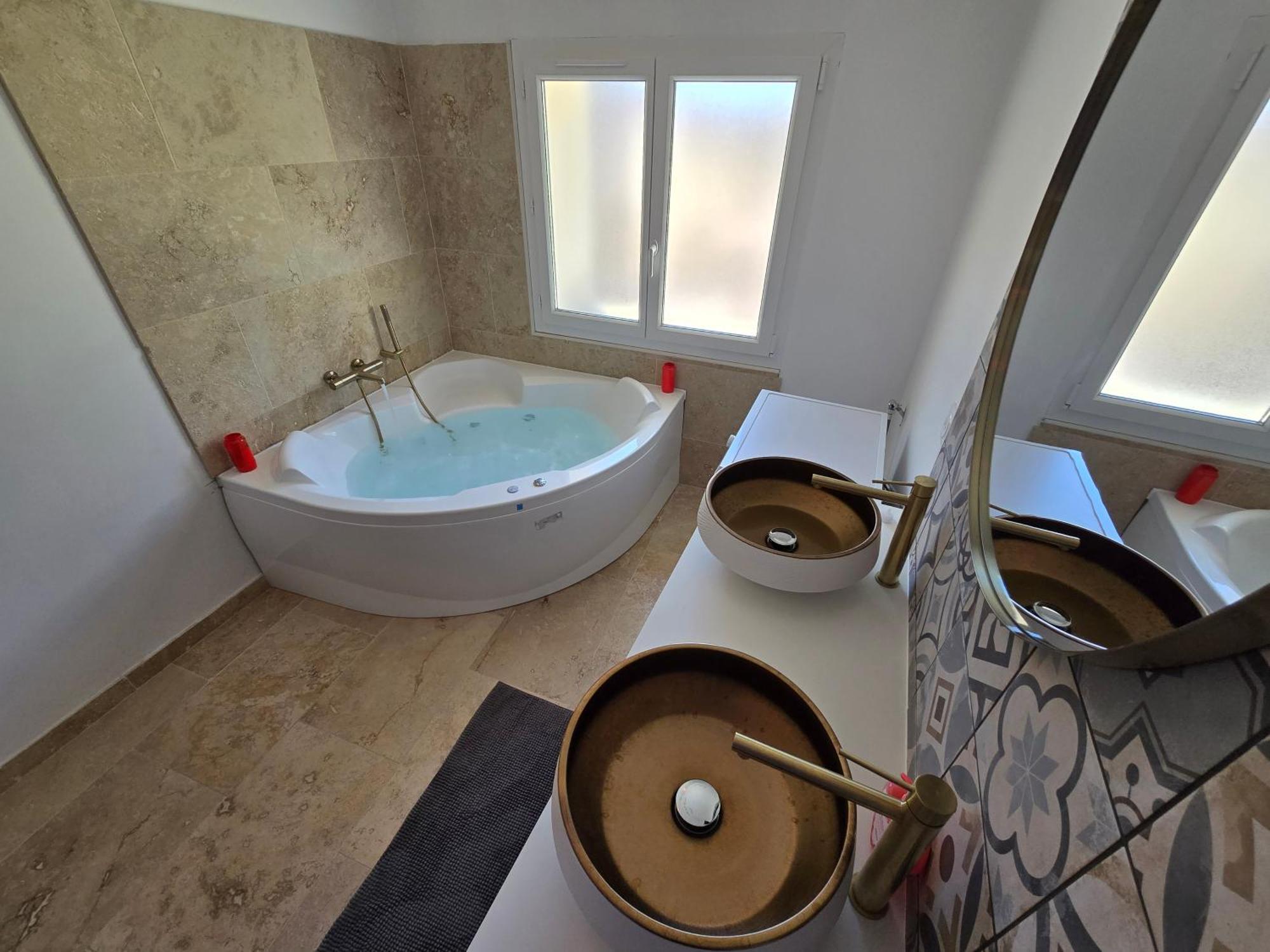 Pic Love, 2 Personnes Jacuzzi Apartment